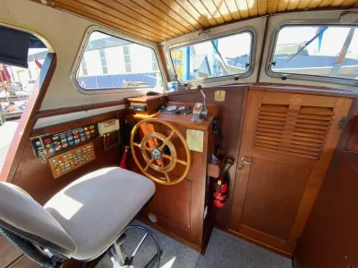 stuurhut interieur met helm en stuurwiel