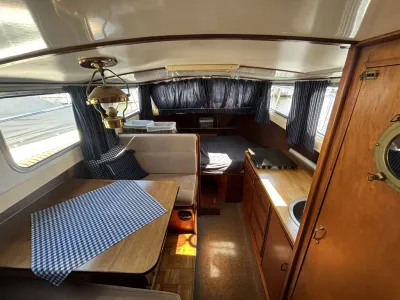 kajuitinterieur met dinette en kombuis