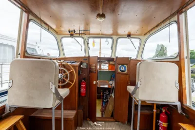interieur stuurstand met houten afwerking