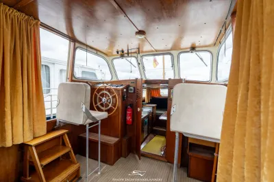 interieur stuurhut met houten betimmering