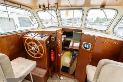 stuurhut met houten interieur en grote ramen