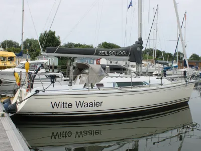 zeilboot in een jachthaven