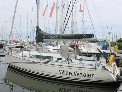 zeiljacht in jachthaven met masten