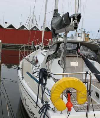 zeilboot afgemeerd in jachthaven