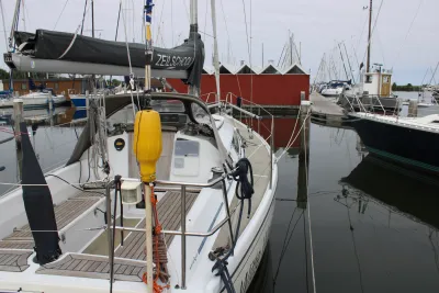 zeilboot aan steiger in jachthaven