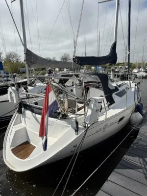 zeilboot aangemeerd in jachthaven