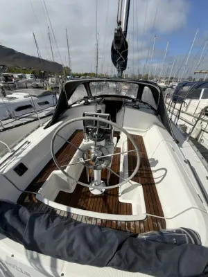 kuip en stuur van zeiljacht in jachthaven