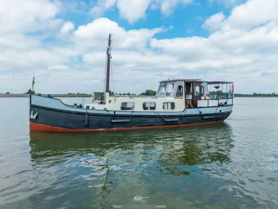 zijaanzicht van motorjacht op stil water