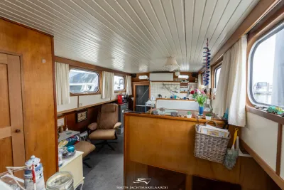 Interieur van motorjacht met zit- en kombuis
