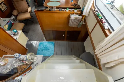 interieur motorjacht met trap en kast