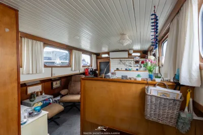 interieur van houten motorjacht met zithoek