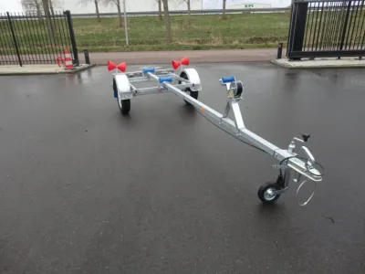 boottrailer op asfalt