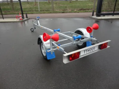 boottrailer op nat asfalt