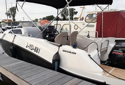 motorboot aangemeerd bij steiger