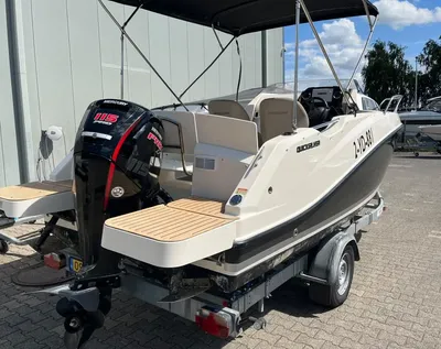motorboot op trailer buiten