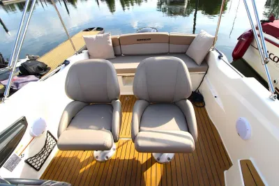 cockpit met twee stoelen en zitbank