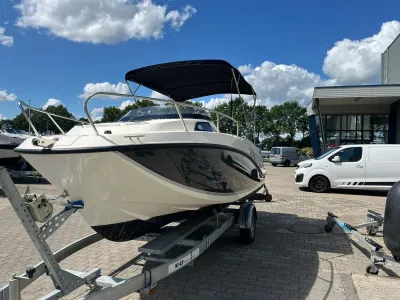 motorboot op trailer bij bedrijf