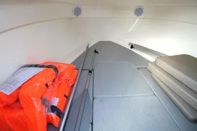 kajuit met kussens en reddingsvesten