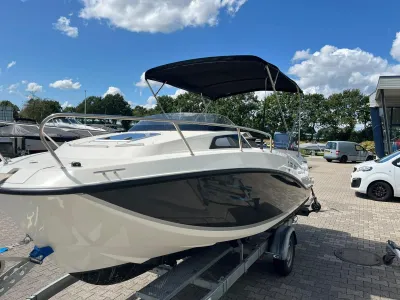 motorboot op trailer in buitenomgeving