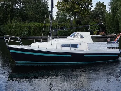 kajuitzeilboot op stil water