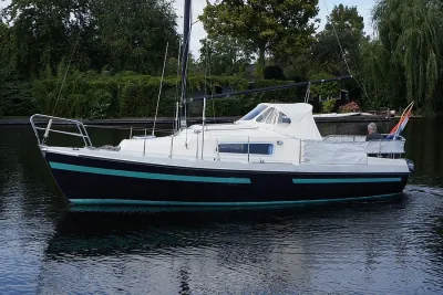 kajuitzeilboot op het water