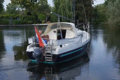 kajuitzeilboot liggend op rustige waterweg