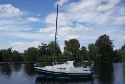 kajuitzeilboot op binnenwater