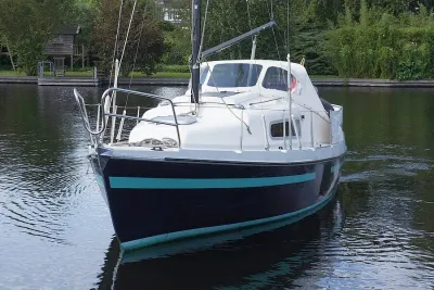 kajuitzeilboot op het water, vooraanzicht