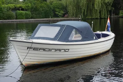witte sloep met kap in kanaal