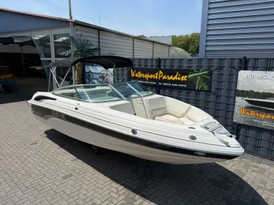 witte bowrider boot bij loods