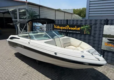 witte bowrider boot bij loods