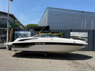 bowrider buiten bij bedrijfspand