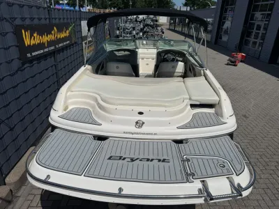 achteraanzicht van een boot op kade