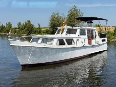 wit motorjacht op rustig water