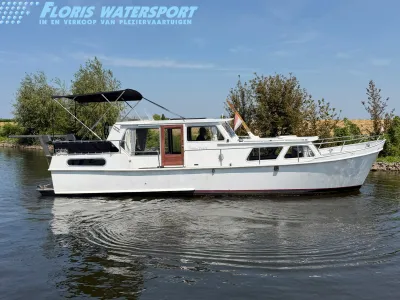 witte motorboot op rustig water