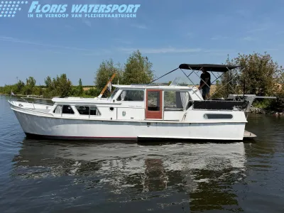 wit motorjacht liggend op het water