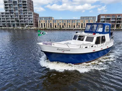 motorjacht op water met gebouwen op achtergrond