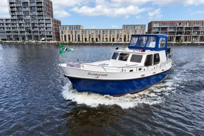 motorjacht op water met gebouwen op achtergrond