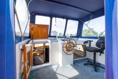 stuurhuis en cockpitinterieur met kap