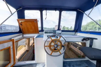 interieur stuurstand van motorjacht