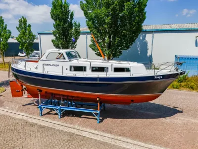 motorjacht op werf met omliggende gebouwen