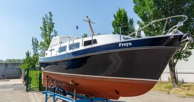 motorjacht drooggezet op werf