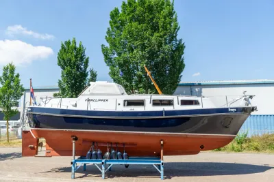 motorjacht op wal bij werf
