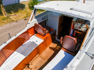 kuip en stuurhuis van motorjacht