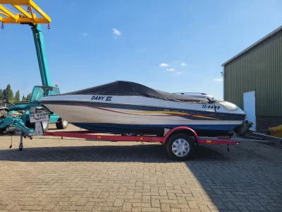 boot op trailer op buitenterrein