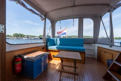 Kuipinterieur met bank en zicht naar achter