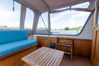 kuipinterieur met zitbank en tafel