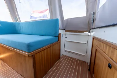 kuip met blauw zitkussen en spiegeldeur