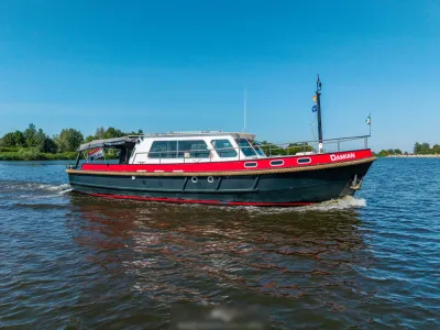 stalen kruiser op het water
