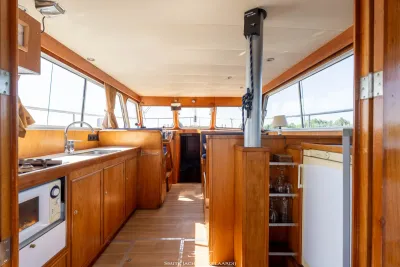 interieur met houten salon en kombuis